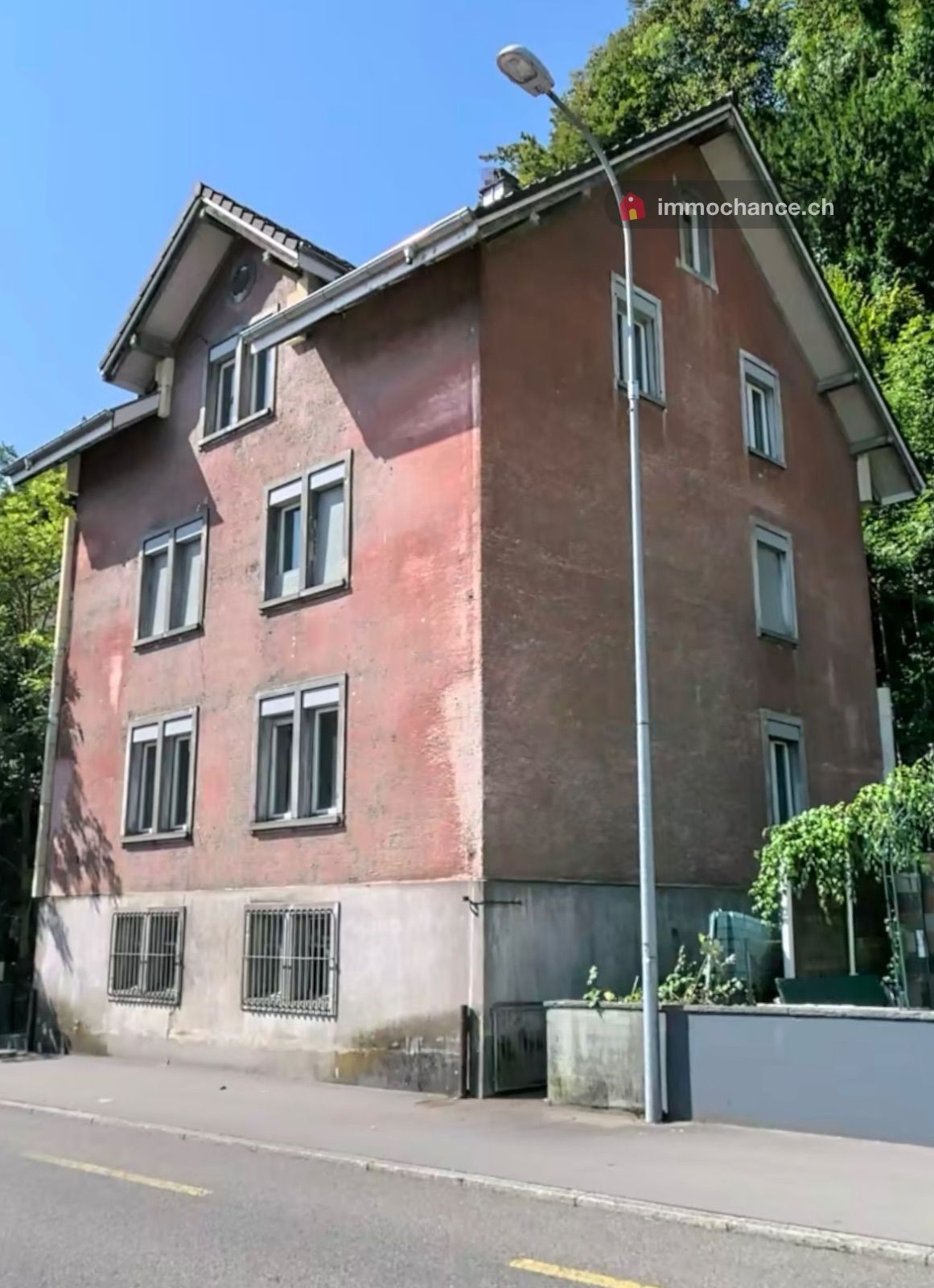 Wohnhaus mit 3 Wohnungen, 1’006 m² Land