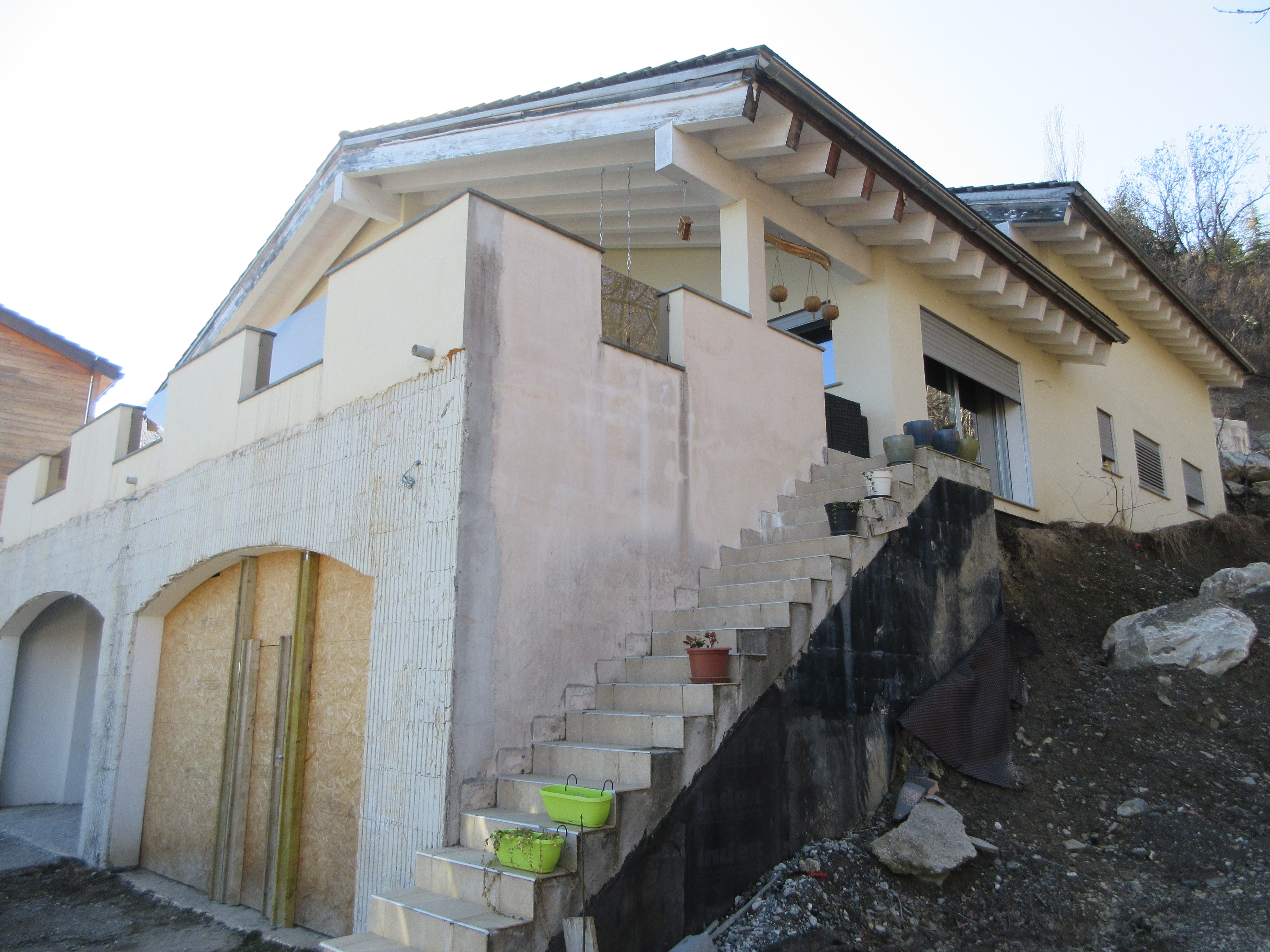 Deux maisons contiguës (dont l’une à construire)